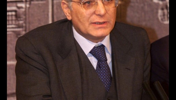 Mattarella si taglia stipendio