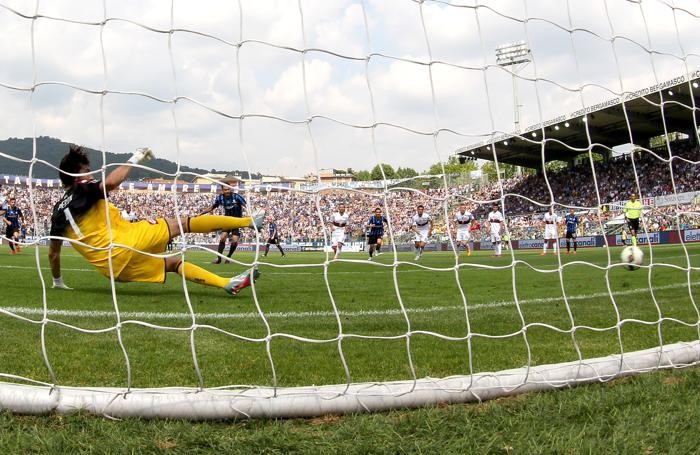 Il gol su rigore segnato da Pinilla al 18’ pt