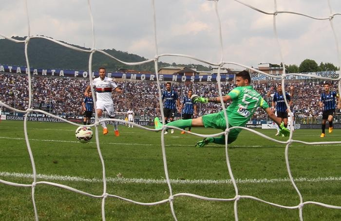 il centrocampista del Genoa Andrea Bertolacci segna il gol del momentaneo 1-2 nella partita del campionato di serie A allo Stadio Atleti Azzurri d'Italia di Bergamo, oggi 17 Maggio 2015. ANSA/PAOLO MAGNI