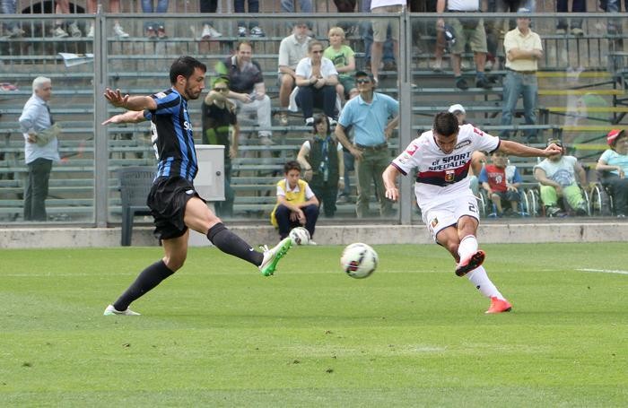 l'attaccante del Genoa Iago Falque segna il gol del momentaneo 1-3 nella partita del campionato di serie A allo Stadio Atleti Azzurri d'Italia di Bergamo, oggi 17 Maggio 2015. ANSA/PAOLO MAGNI