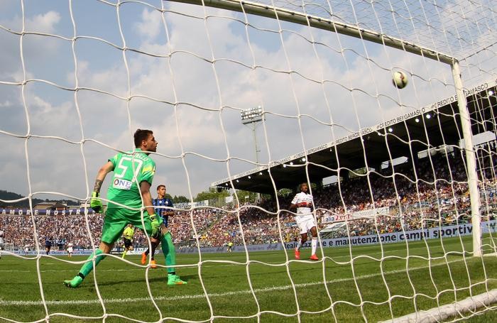 La palla s’infila in rete, è il quarto gol del Genoa, secondo di Iago Falque