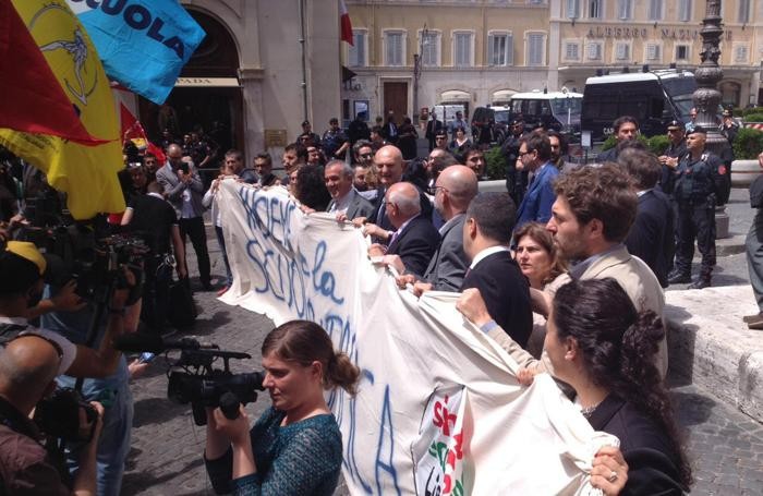 Un momento dell'iniziativa pubblica ''La piazza della scuola italiana'' contro il disegno di legge sulla scuola, a Piazza Montecitorio, Roma, 20 maggio 2015.
