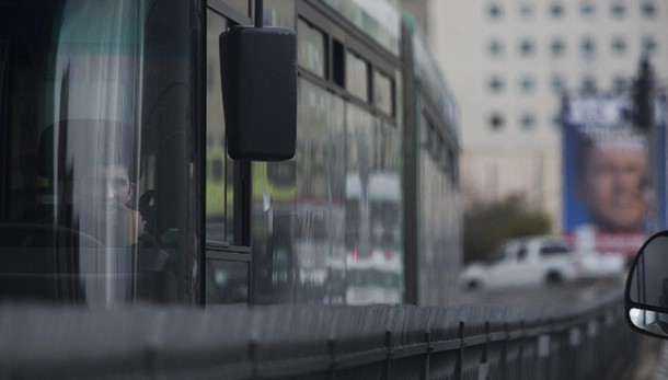 Israeliani e palestinesi separati su bus