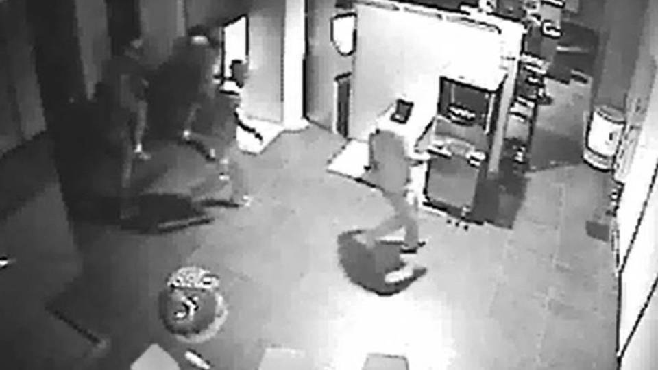 Commando di 8 banditi assalta ditta Sparite le macchine del gelato Commando di 8 banditi assalta ditta Sparite le macchine del gelato