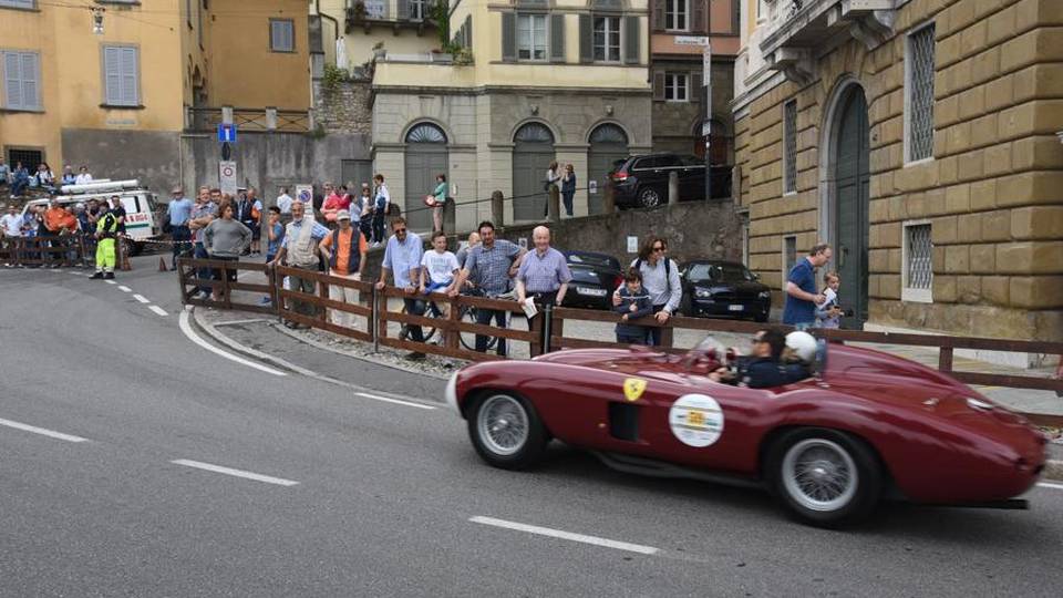 Auto e moto storiche sulle Mura - video Il Gran Prix penalizzato dal «ponte» Auto e moto storiche sulle Mura - video Il Gran Prix penalizzato dal «ponte»