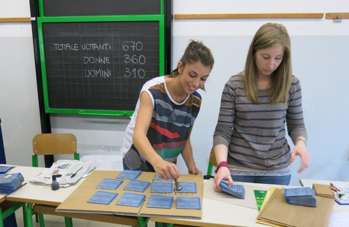 La preparazione dei seggi a Clusone, il comune più grande in ballo