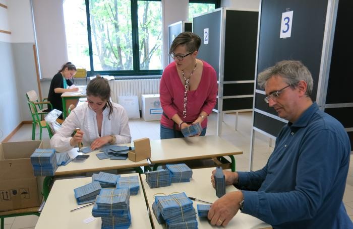 La preparazione dei seggi a Clusone, il comune più grande in ballo