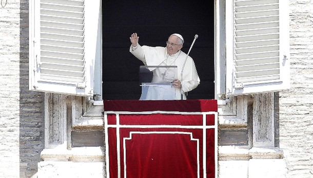Papa:non viviamo contro ma con gli altri
