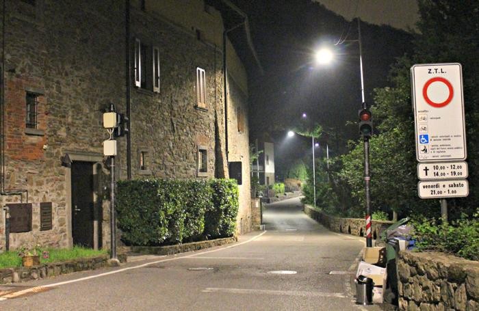 Dissuasori in via Castagneta. Sopra quelli a Borgo Canale