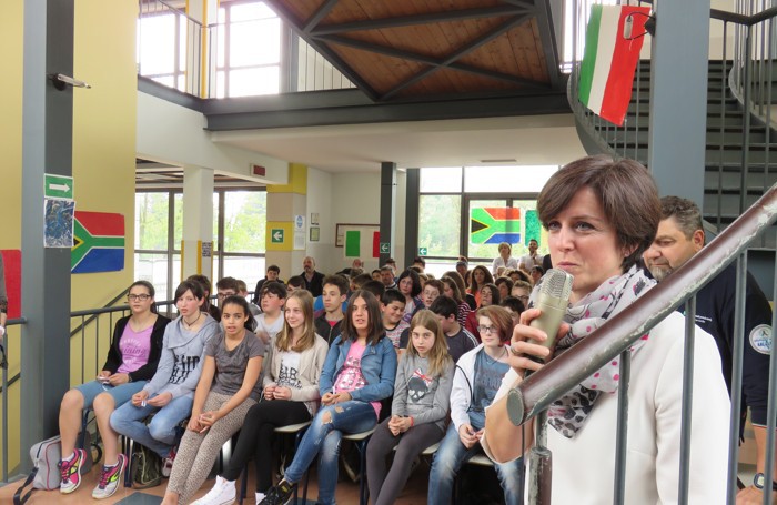I ragazzi e la prof.sa Laura Salmoiraghi di Caprino bergamasco