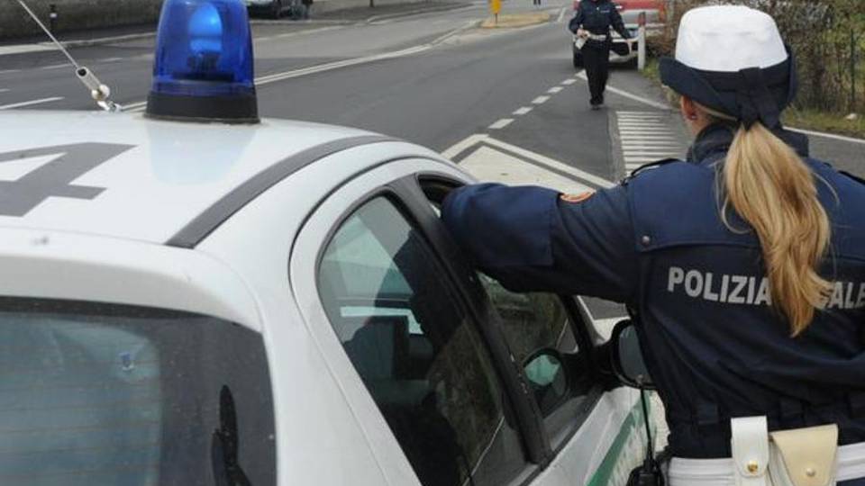 Papà lascia 4 bimbi in auto da soli «Ero a sbrigare delle pratiche» Papà lascia 4 bimbi in auto da soli «Ero a sbrigare delle pratiche»