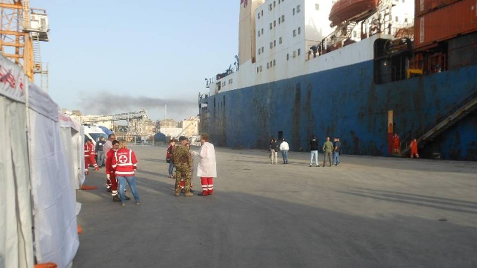 194 migranti a Catania, anche 5 cadaveri 194 migranti a Catania, anche 5 cadaveri