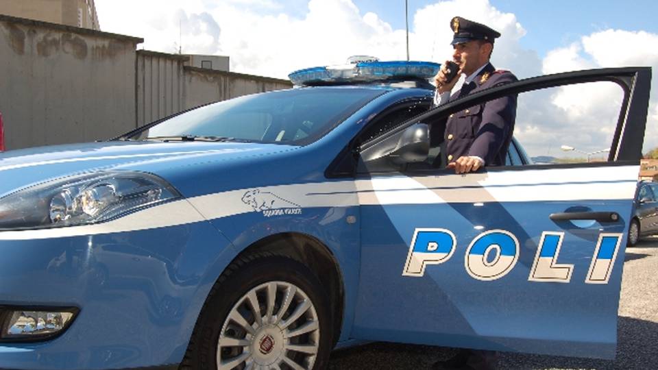 Uccide moglie e figlia e poi si suicida Uccide moglie e figlia e poi si suicida
