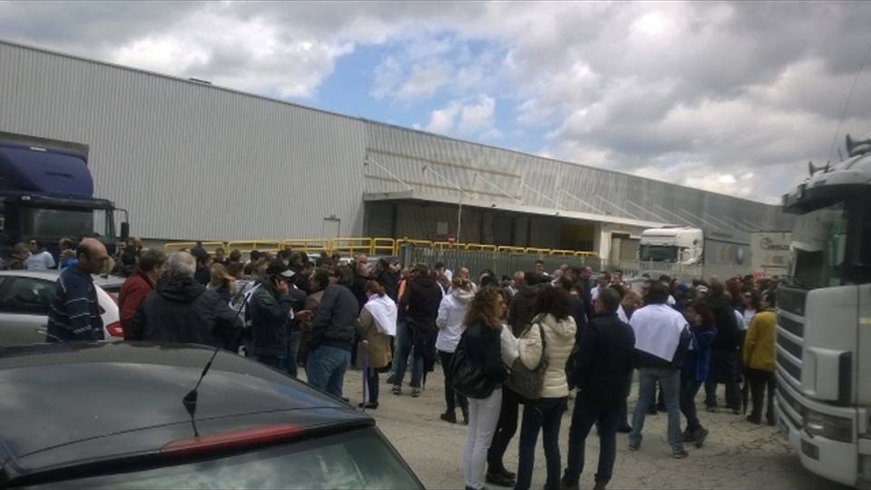 Whirlpool: Carinaro, lavoratori su tetto Whirlpool: Carinaro, lavoratori su tetto