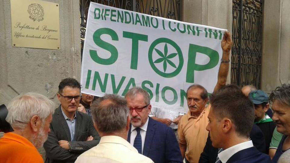 Profughi, il giorno della protesta leghista Maroni e Calderoli davanti alla prefettura Profughi, il giorno della protesta leghista Maroni e Calderoli davanti alla prefettura