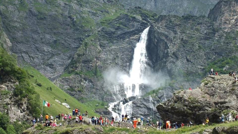 Cascate, grande successo per la «prima» E il 18 luglio il triplice salto in notturna Cascate, grande successo per la «prima» E il 18 luglio il triplice salto in notturna
