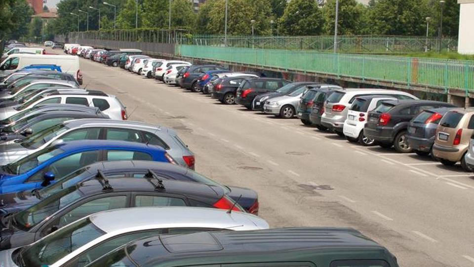 Via Goethe, il parcheggio è pieno E i residenti trovano posto a fatica Via Goethe, il parcheggio è pieno E i residenti trovano posto a fatica