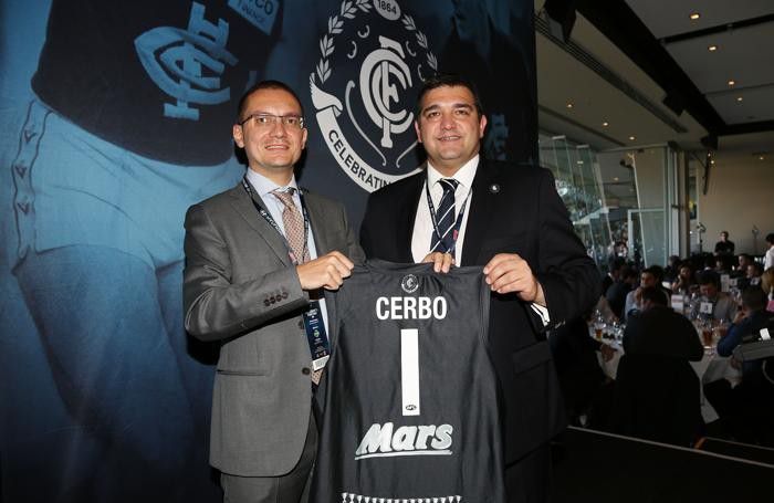 La consegna della maglietta commemorativa della squadra degli Australian Football Carlton presieduta da un italiano La consegna della maglietta commemorativa della squadra degli Australian Football Carlton presieduta da un italiano