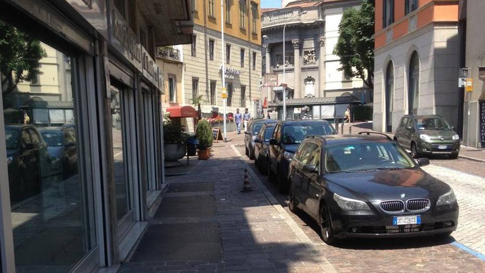 Cade un palo della luce in centro La lettera: lampioni pericolosi, A2A lo sa Cade un palo della luce in centro La lettera: lampioni pericolosi, A2A lo sa