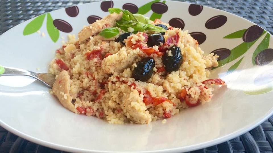 Insalata di cous cous con pollo e peperoni Insalata di cous cous con pollo e peperoni