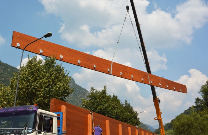 Posa della passerella per la pista ciclabile ad Ambria di Zogno