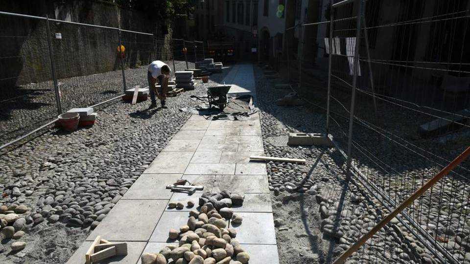 Un pavimento «da centro commerciale» In via S. Alessandro protesta dei residenti Un pavimento «da centro commerciale» In via S. Alessandro protesta dei residenti