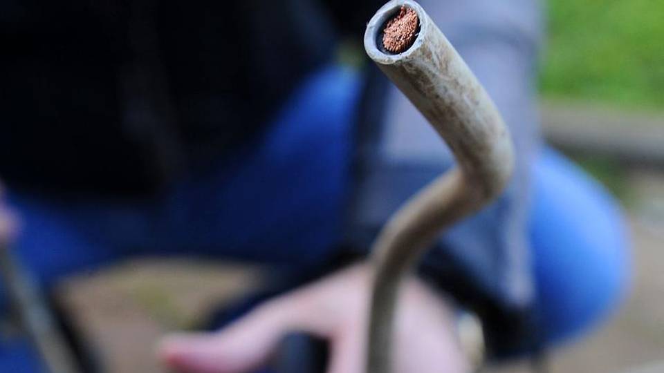 Finti operai Enel a Treviolo Rubati 700 metri di cavi elettrici Finti operai Enel a Treviolo Rubati 700 metri di cavi elettrici