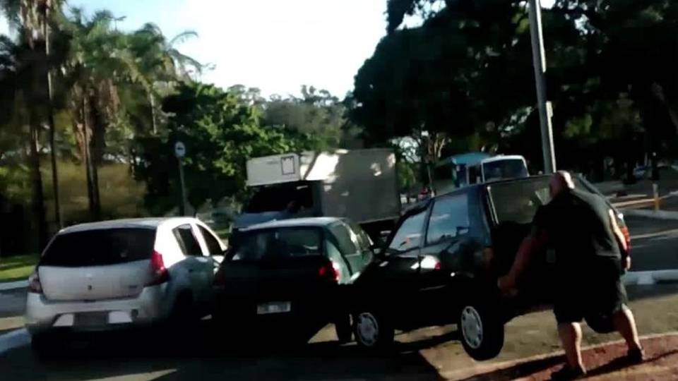 Auto in sosta selvaggia blocca le bici Ciclista la solleva e la sposta - Video Auto in sosta selvaggia blocca le bici Ciclista la solleva e la sposta - Video