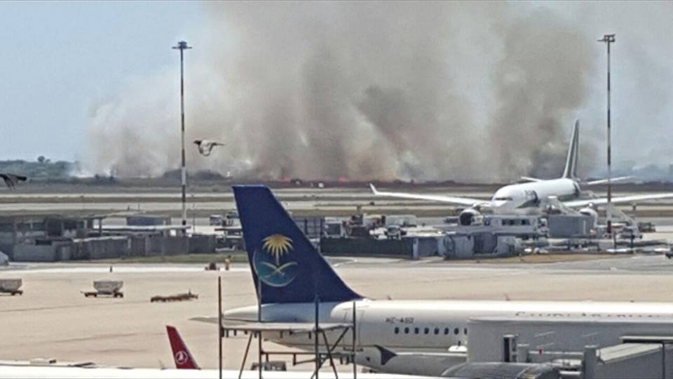 Incendio Fiumicino,sardi ostaggi 8 ore Incendio Fiumicino,sardi ostaggi 8 ore