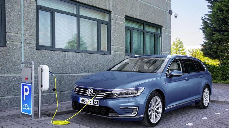 Passat ibrida «dichiara» meno di 2 litri per 100 km Passat ibrida «dichiara» meno di 2 litri per 100 km