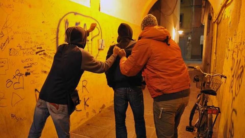 Via il cellulare e poi botte alla polizia Rapine e minacce, arrestati due giovani Via il cellulare e poi botte alla polizia Rapine e minacce, arrestati due giovani