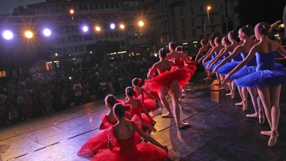 Bergamo Balla anche con i saldi La festa si estende a Borgo Palazzo Bergamo Balla anche con i saldi La festa si estende a Borgo Palazzo
