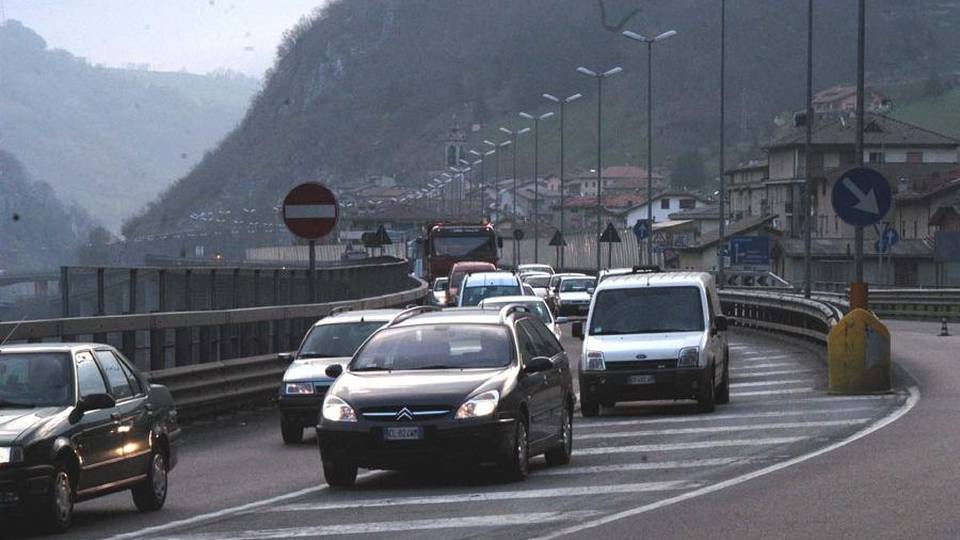Val Brembana, traffico in tilt Lunghe code, anche a Stabello Val Brembana, traffico in tilt Lunghe code, anche a Stabello