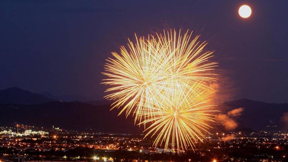Stasera i fuochi in borgo. E su Periscope Santa Caterina, tutti col naso all’insù Stasera i fuochi in borgo. E su Periscope Santa Caterina, tutti col naso all’insù