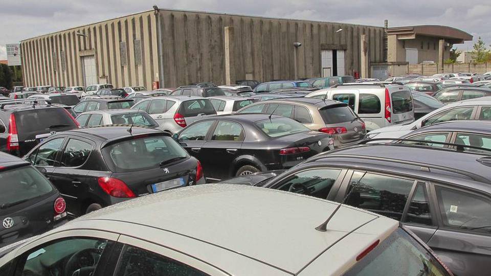 Aeroporto e parcheggi Linea dura contro gli abusivi Aeroporto e parcheggi Linea dura contro gli abusivi