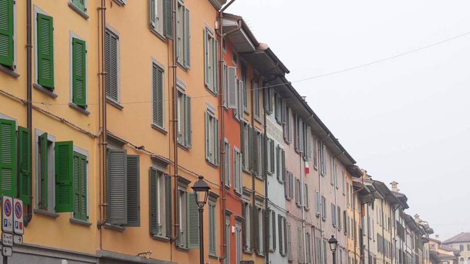 Spaccio e schiamazzi Via Moroni senza tregua Spaccio e schiamazzi Via Moroni senza tregua