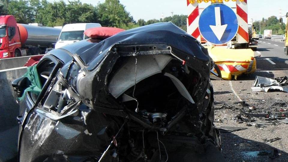Scaraventati contro un furgone - foto Tamponati in A4: muore coppia di fidanzati Scaraventati contro un furgone - foto Tamponati in A4: muore coppia di fidanzati