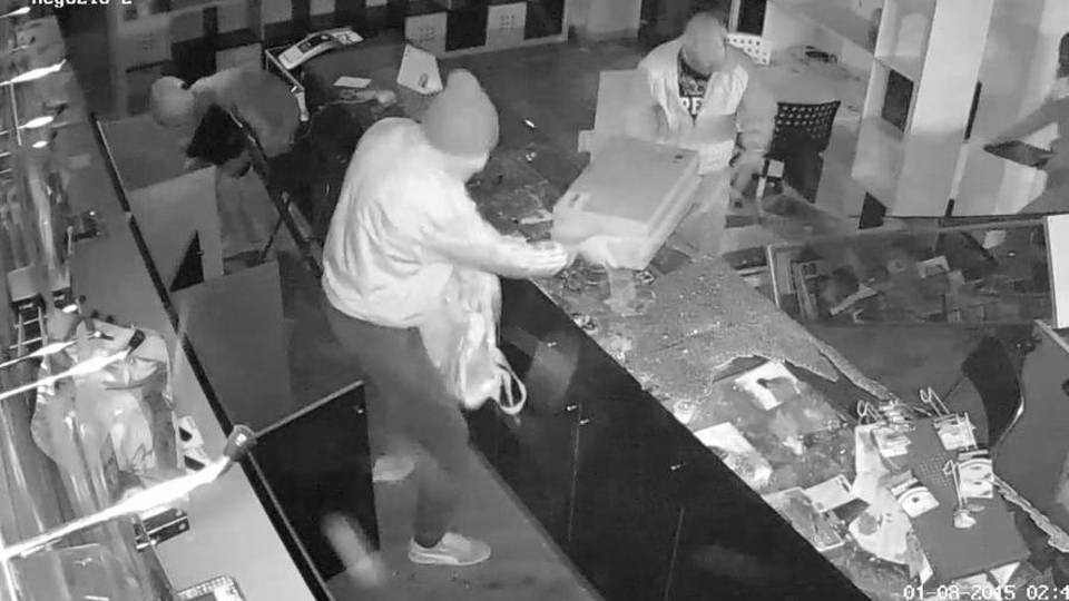 Il furto al Mc Point di Bergamo - video «Aiutateci e vi diamo un lavoro» Il furto al Mc Point di Bergamo - video «Aiutateci e vi diamo un lavoro»