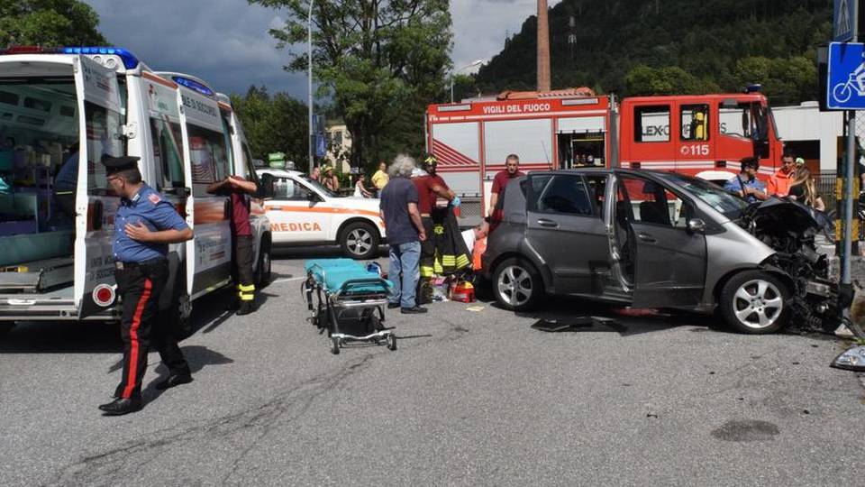 Auto contro muretto a Ponte Nossa Morta in ospedale la bimba di 2 anni Auto contro muretto a Ponte Nossa Morta in ospedale la bimba di 2 anni