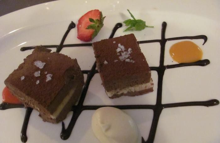 I cremini ai due cioccolati preparati come dessert I cremini ai due cioccolati preparati come dessert
