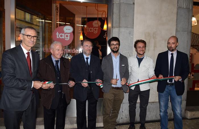 Il taglio del nastro Il taglio del nastro