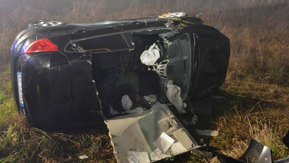 Auto si ribalta nella nebbia Ferita una donna a Casirate Auto si ribalta nella nebbia Ferita una donna a Casirate