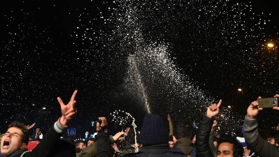 Capodanno, ecco la festa - foto e video E sotto casa qualche botto non è mancato Capodanno, ecco la festa - foto e video E sotto casa qualche botto non è mancato