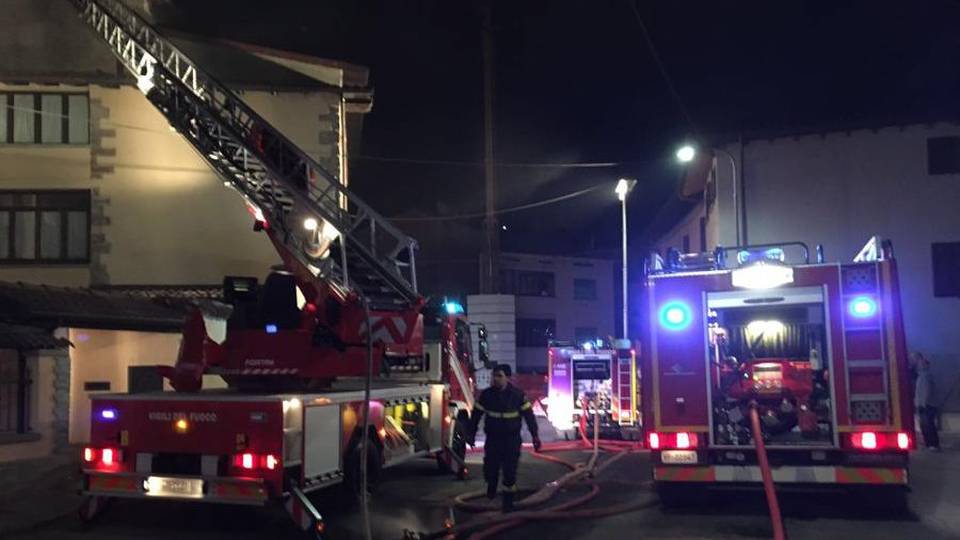 Incendio nella notte a Peia - foto Tetto distrutto, appartamento inagibile Incendio nella notte a Peia - foto Tetto distrutto, appartamento inagibile