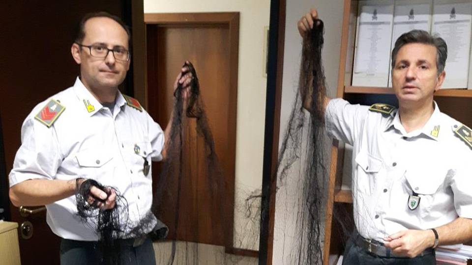 Reti da bracconiere in negozio Le Fiamme Gialle ne sequestrano 700 Reti da bracconiere in negozio Le Fiamme Gialle ne sequestrano 700