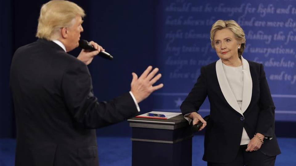 Hillary vola ma gli Usa voteranno con il dubbio Hillary vola ma gli Usa voteranno con il dubbio