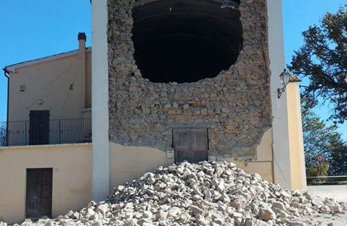 Il crollo della facciata della chiesa di Brondoleto, nel comune di Castelraimondo, dopo il violento terremoto che ha colpito l'Italia centrale 30 ottobre
