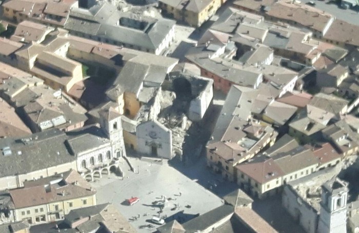 Una veduta dall'alto di Norcia dopo l'ultima scossa di terremoto, 30 ottobre