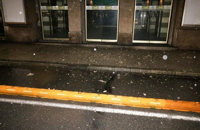 Calcinacci a terra all’entrata del palazzo di Largo Belotti
