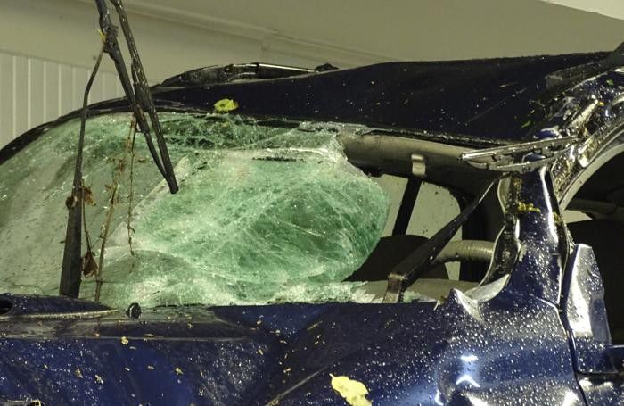 L’auto distrutta L’auto distrutta